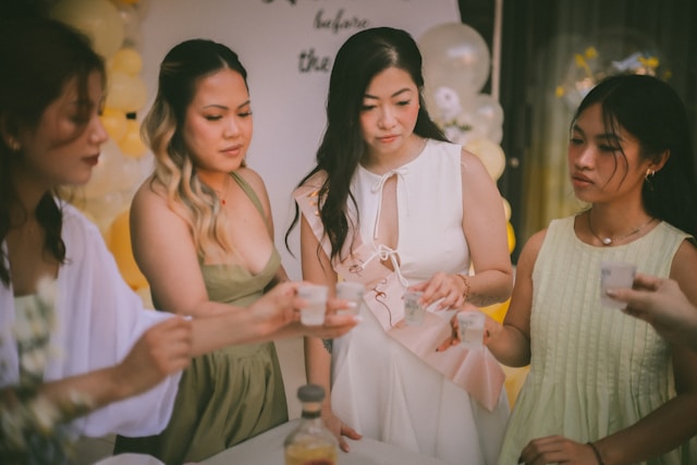 Amis à une fête de fiançailles